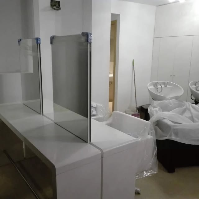 Zona de rentat i miralls del saló